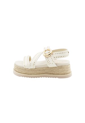 Sandalo platform bianco con suola intrecciata in juta, fibbia dorata e piccoli borchietti dorati che decorano i cinturini.
