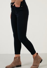 LELA Vaqueros pitillo - navy blue