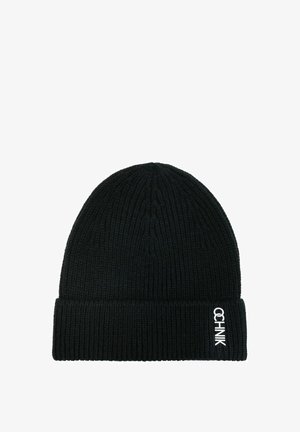 Czarna dzianinowa czapka z dzianiny o strukturalnym splocie, z podwiniętym mankietem i białym haftowanym logo. Projekt jest bezszwowy i ma cylindryczny kształt.