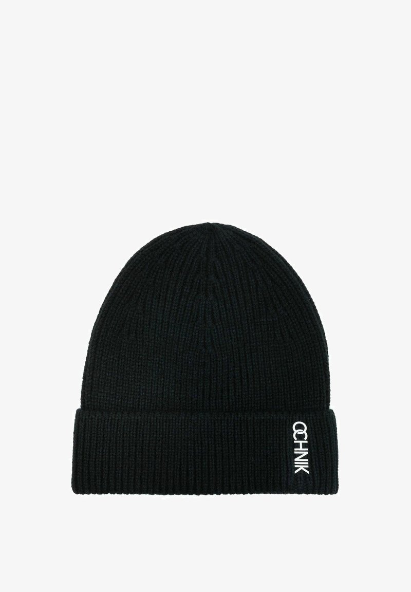 Czarna dzianinowa czapka z dzianiny o strukturalnym splocie, z podwiniętym mankietem i białym haftowanym logo. Projekt jest bezszwowy i ma cylindryczny kształt.