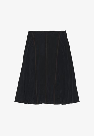 Must musträt, mis on valmistatud siledast kangast, pruunide kontrastsete õmblustega ja laieneva disainiga. Ilma silmapaistvate mustrite või riistade detailideta.