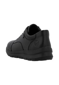 Scarpa casual in pelle nera con collo imbottito, dettagli cuciti e suola texture, vista da un angolo posteriore a tre quarti.