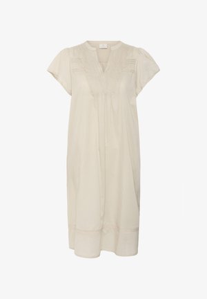 Vestido beige claro hecho de una tela suave, con escote en V, mangas cortas abullonadas y delicados pliegues verticales con acentos de encaje a lo largo del escote.