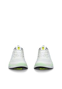 Coppia di scarpe da ginnastica bianche con suole intermedie verde chiaro e suola nera-lime, viste frontalmente su uno sfondo bianco.