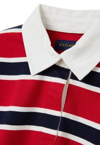 Rood, wit en marinegestreept poloshirt met een witte kraag, knoopsluiting en een label van stof met "PIOMBO" in het blauw.