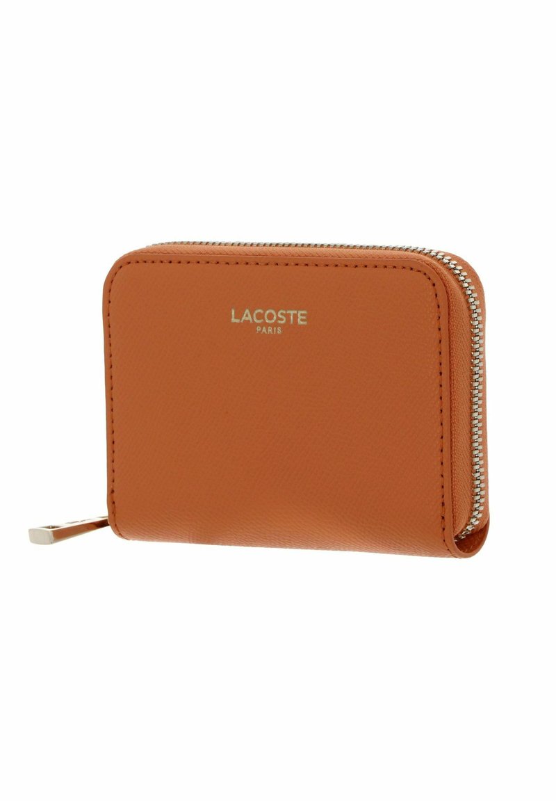 Kleine hellbraune Lederbrieftasche mit silbernem Reißverschluss und Lacoste Paris Logo, geprägt in der Mitte vorne.