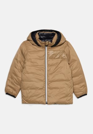 Beige Steppjacke mit schwarzem Innenfutter und Kapuze, Frontreißverschluss und elastischen Bündchen an den Ärmeln, flach auf weißem Hintergrund dargestellt.