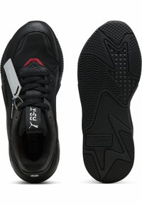 Fekete sportcipő, textúrált felsőrésszel, hálóval és szintetikus bőrrel, piros díszítésekkel és gumitalppal, ami tapadó mintákkal rendelkezik.