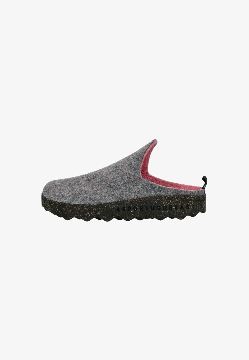 Zapatilla de fieltro gris sin cordones con forro interior rosa y suela texturizada negra que presenta el nombre de la marca en el lateral.