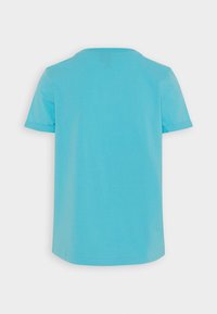 T-shirt a maniche corte in cotone azzurro chiaro, con collo rotondo e una texture semplice e liscia con maniche arrotolate.