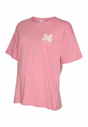 Lichtroze T-shirt met korte mouwen en een ronde hals, met een geborduurde witte "M" en de tekst "mamas club" op de linkerbuste.