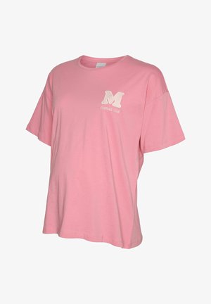 Lichtroze T-shirt met korte mouwen en een ronde hals, met een geborduurde witte "M" en de tekst "mamas club" op de linkerbuste.