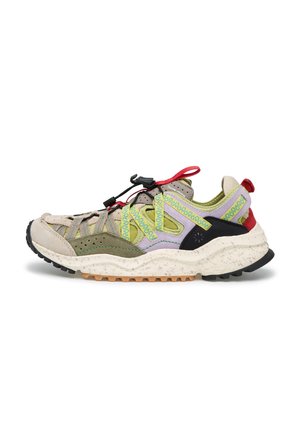 Mehrfarbiger Sportschuh mit beigen, grünen, violetten und roten Akzenten, gemusterten Stoffriemen und einer strukturierten, gesprenkelten Sohle, seitlich dargestellt.