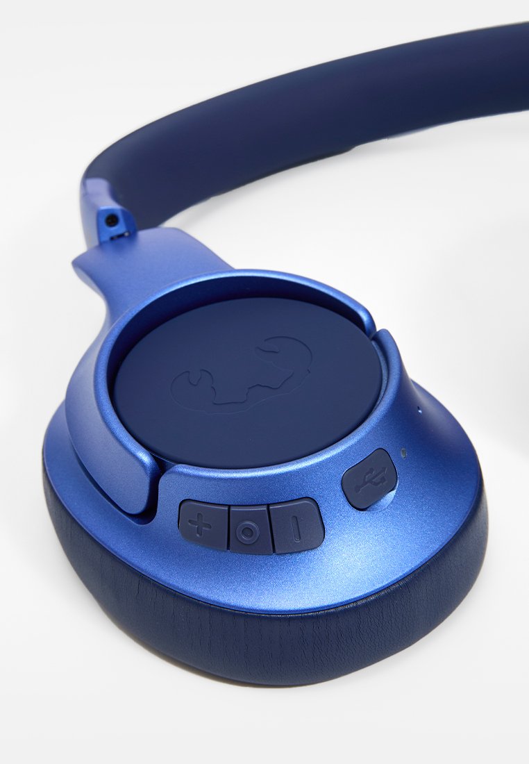 Blaue kabellose Over-Ear-Kopfhörer mit Lautstärke-, Power- und USB-Tasten an der Ohrmuschel, ausgestattet mit einer matten Oberfläche und gepolsterten Ohrkissen.