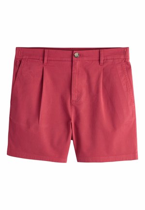 Rode op maat gemaakte herenshorts met voorplooien, zijzakken, ceintuurlussen en knoopsluiting op een witte achtergrond.