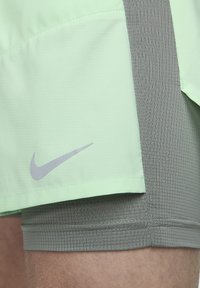 Nike Performance STRIDE - Pantalón corto de deporte - vapour green dark stucco vapour green