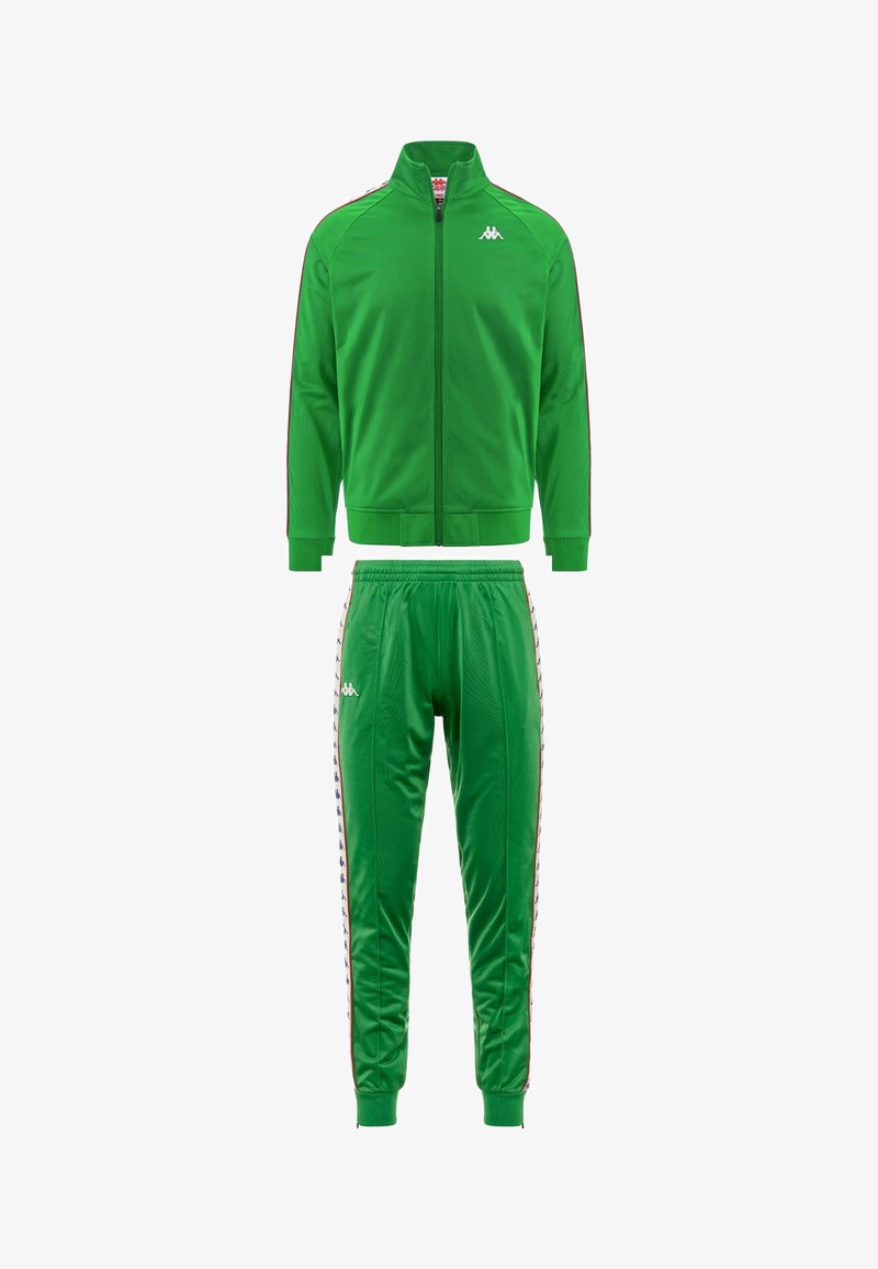 Tuta sportiva verde realizzata in tessuto liscio. Presenta una giacca con zip e pantaloni con fascia elastica in vita, strisce laterali e dettagli con logo.