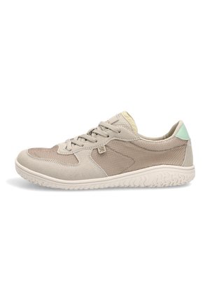 Zapatilla informal beige con cordones, tejido texturizado y paneles de ante, acento en el talón verde claro y suela flexible de goma blanca.