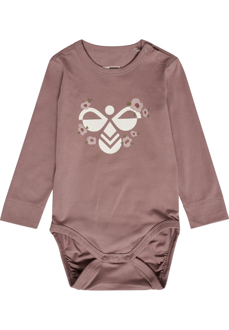 Långärmad baby bodysuit i dämpad rosé med rund halsringning, tryckknappsstängning och en grafisk design av en blommig bi på framsidan. Slät bomullsmaterial.