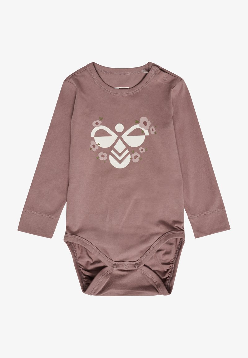 Body bébé à manches longues en rose poussiéreux avec un col rond, fermeture par pression et un graphique floral de abeille sur le devant. Matériau en coton doux.
