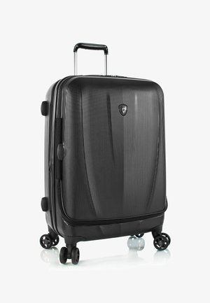 Zwarte harde koffer met een gestructureerd oppervlak, een telescopische handgreep, vier wielen en een logo aan de voorkant.