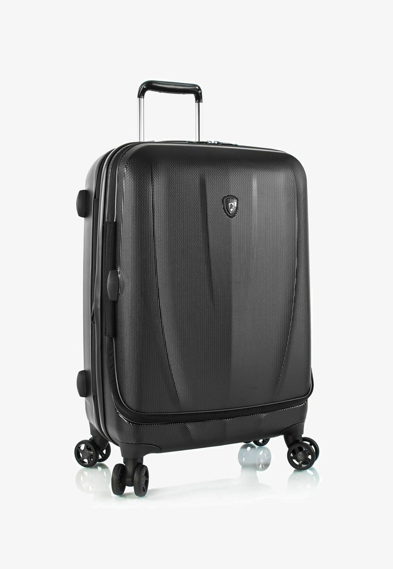 Schwarzer Hartschalenkoffer mit strukturierten Oberflächen, einem ausziehbaren Griff, vier Rollen und einem Logo auf der Vorderseite.