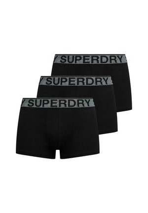 Tre par sorte boxershorts lavet af blødt stof, med et gråt elastisk livbånd prydet med "SUPERDRY" trykt i sort.