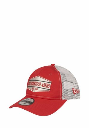 Rote Baseballmütze mit einem weißen Netzrücken. Verfügt über ein beiges "San Francisco 49ers"-Logo auf der Vorderseite. Verstellbarer Riemen.