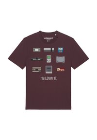 Maroones Grafik-T-Shirt mit Illustrationen von Spielkonsolen und Controllern in verschiedenen Farben, darunter der Text "I'M LOVIN' IT."