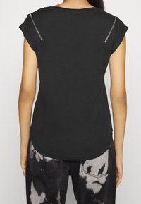 DKNY Triko s potiskem - black