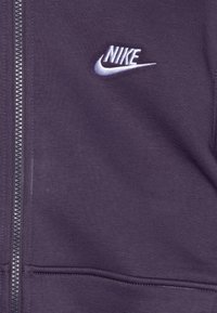 Nike Sportswear SPORTSWEAR CLUB FLEECE - Treniņtērps - dark raisin/white