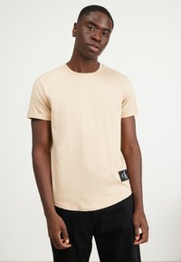 Calvin Klein Jeans BADGE TURN UP SLEEVE - T-shirt basic - warm sand