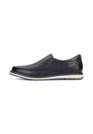 Chaussure en cuir noir à enfiler avec une semelle blanche et bleue, bout arrondi et détails de couture, conçue pour un usage décontracté ou formel.