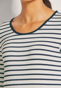 Gestreiftes Oberteil in Weiß und Marineblau, mit rundem Ausschnitt, weichem Stoff und kurzen Ärmeln im Regular Fit.