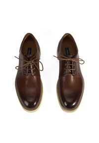 Chaussures en cuir marron avec une finition lisse, bout rond et lacets plats. Semelle de couleur claire avec un bord texturé. Conçues pour un usage formel ou décontracté.
