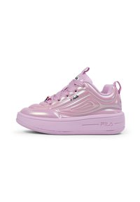 Sneaker rosa con finitura in vernice lucida. Presenta chiusura con lacci, colletto imbottito e pannelli laterali testurizzati. Logo Fila sulla linguetta e sul tallone.