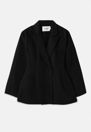 Czarna marynarka dwurzędowa z szerokimi klapami, dwoma guzikami i dopasowanym krojem, leżąca na białym tle.