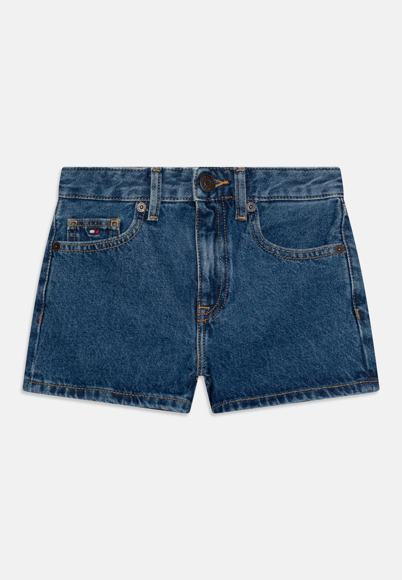 Shorts de mezclilla en azul oscuro con un corte clásico, que cuentan con un cierre de botón, cinco bolsillos y costuras en contraste en todo su diseño.