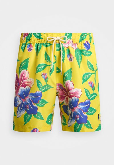 Dzelteni peldbikšu šorti ar spilgtu hibiska ziedu rakstu rozā, zilā un zaļā krāsā, ar elastīgu jostasvietu un auklu.