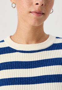 Vero Moda Petite VMCHILI O NECK STRIPE - Džemperis - birch/navy