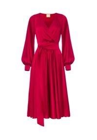 Czerwona satynowa sukienka o długości do kolan z długimi bufiastymi rękawami, z charakterystycznym paskiem w talii i zwiewnym dołem, z głębokim dekoltem w kształcie litery V i gładką fakturą.