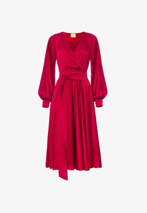 Czerwona satynowa sukienka o długości do kolan z długimi bufiastymi rękawami, z charakterystycznym paskiem w talii i zwiewnym dołem, z głębokim dekoltem w kształcie litery V i gładką fakturą.