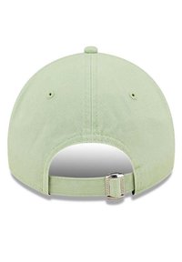 Helle grüne verstellbare Baseballmütze mit glatter Stofftextur, gebogenem Schirm und einem Metallverschluss auf der Rückseite zur Größenanpassung.