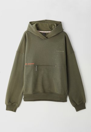 Haut à capuche vert olive en tissu doux, doté d'une poche avant, d'un col haut et d'un texte imprimé avec de petites touches de couleur claire.