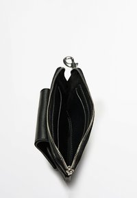 Portafoglio in pelle nera con chiusura a zip, dotato di due scomparti e un portachiavi. Texture liscia e interno foderato con dettagli di cucitura.