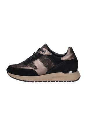 Baskets de sport noires et bronze dotées d'un mélange de daim et de textile, d'une semelle rembourrée, d'un système de laçage et d'accents métalliques.