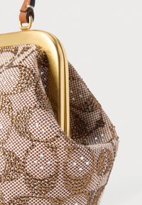 Brązowa i złota torebka z koralikami, z metalową ramą, o wzorzystej fakturze i miękkim, marszczonym otwarciu.