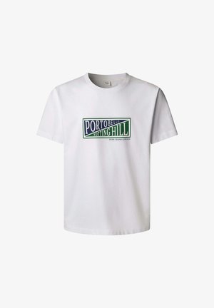 Valge puuvillane t-särk, millel on roheline ja sinine trükitud kujundus, millel on tekst "PORTOBELLO NOTTING HILL" ning allpool "PEPE JEANS LONDON". Lühikesed varrukad.