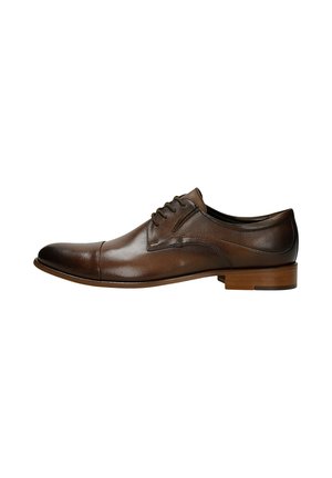 Chaussure de ville en cuir marron avec une texture lisse, un bout pointu et un design à lacets. Le talon est bas avec une finition en bois.