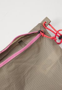 Peak Performance ACCESSORY BAG UNISEX - Skulderveske - avid beige